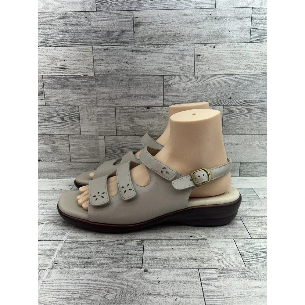 SAS Tripad Comfort Shoes Womens Size 9.5‎ M Beige Leather Sandals Straps
